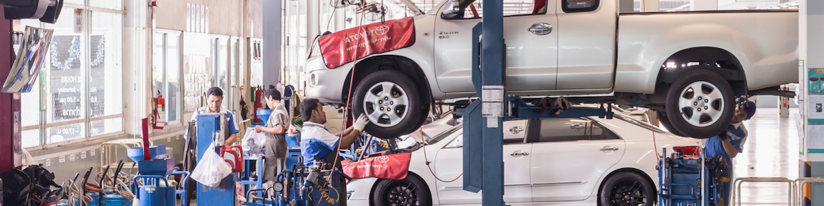 T-Ten students working on a 丰田 pickup truck